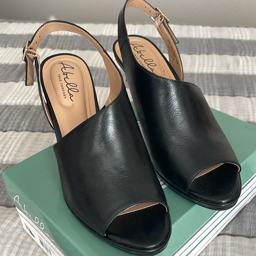 Abella, Women’s Sandal. Size 8.5  New, never worn.